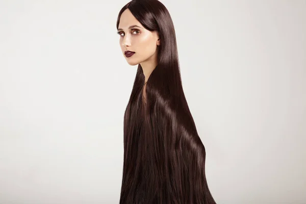 Mulher com cabelo liso e maquiagem dourada — Fotografia de Stock