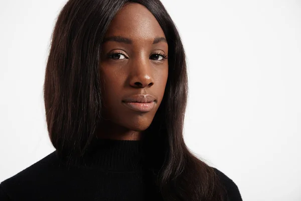 Mujer negra con cabello largo y liso —  Fotos de Stock