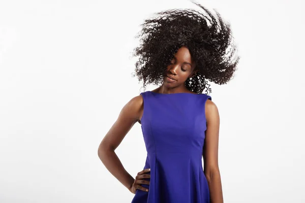 Schwarze Frau mit lockigem Afro-Haar — Stockfoto