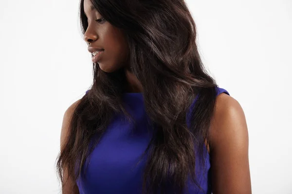 Μαύρη γυναίκα με ίσια μακριά μαλλιά — Φωτογραφία Αρχείου
