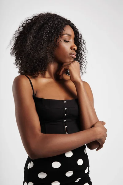 Černoška s kudrnaté afro vlasy — Stock fotografie