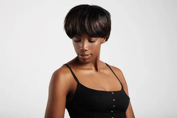Mujer negra con corte de pelo corto — Foto de Stock