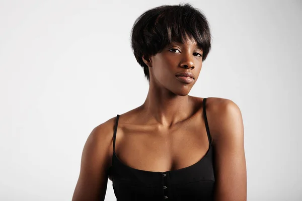 Schwarze Frau mit Kurzhaarschnitt — Stockfoto