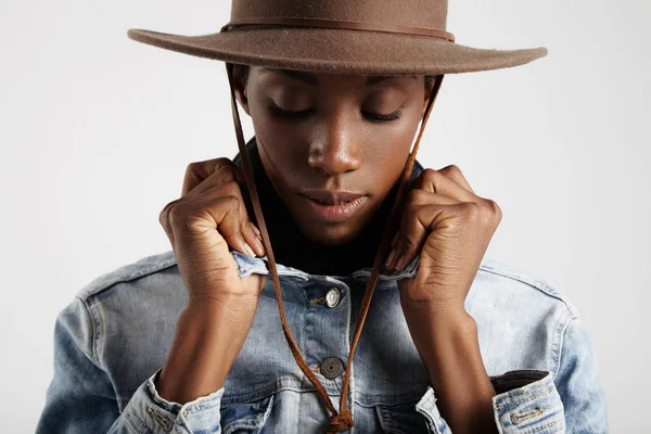 Femme noire en chapeau de cow-boy — Photo