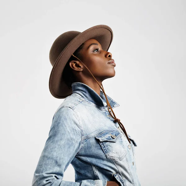Чорна жінка в ковбойському капелюсі — стокове фото