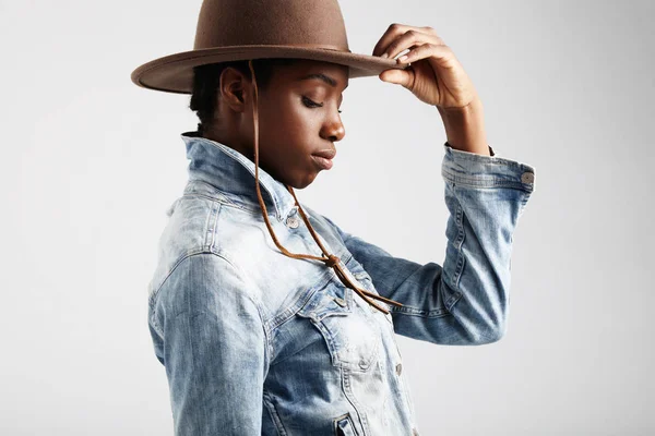 Μαύρη γυναίκα σε καπέλο — Φωτογραφία Αρχείου