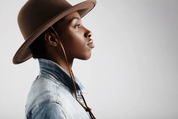 Mujer negra en sombrero de vaquero —  Fotos de Stock