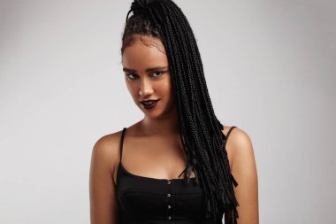 örgüler ile siyah kadın 