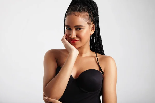 Mujer negra con trenzas — Foto de Stock