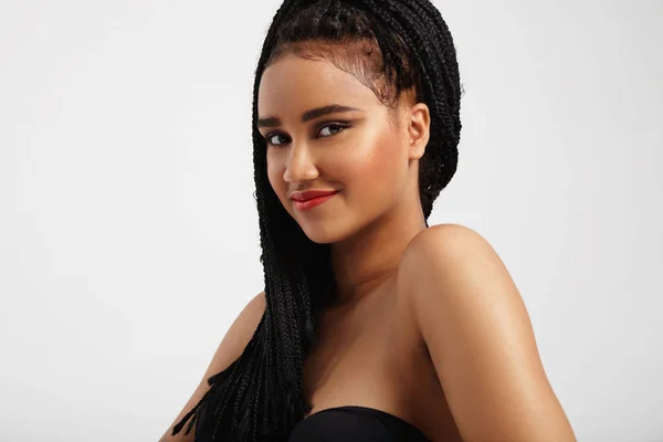Чорна жінка з косами — стокове фото