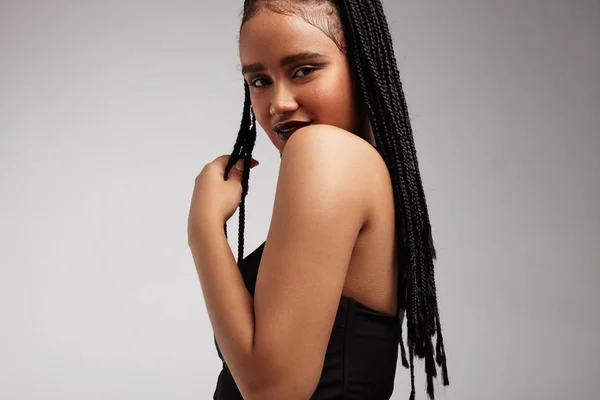 Black woman touches braids — Stock Photo, Image