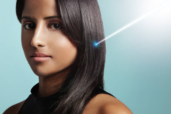 женщина с блестящими брюнетками
 