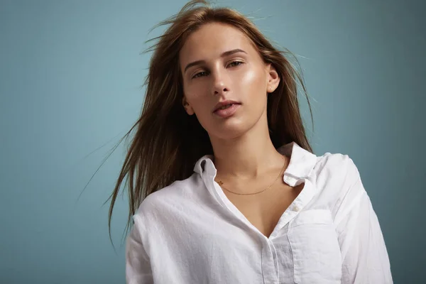 Mujer con cabello liso — Foto de Stock