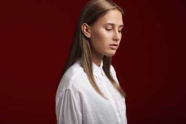 düz saçlı sarışın kadın