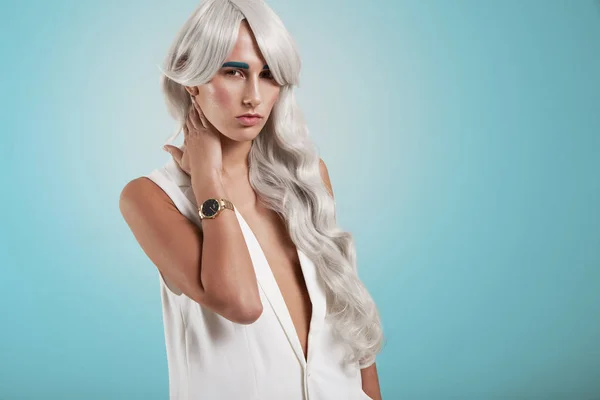 Frau trägt graue Haare mit Perücke — Stockfoto
