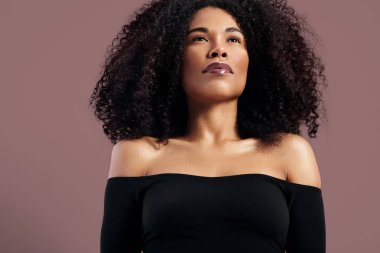 doğal makyaj ile siyah kadın