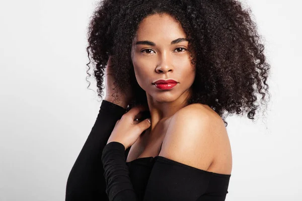 Zwarte vrouw met heldere rode lippen — Stockfoto