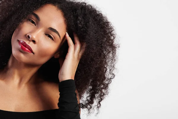 Mujer negra con pelo afro lo toca —  Fotos de Stock