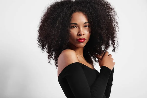 Schwarze Frau mit großen Afro-Haaren — Stockfoto