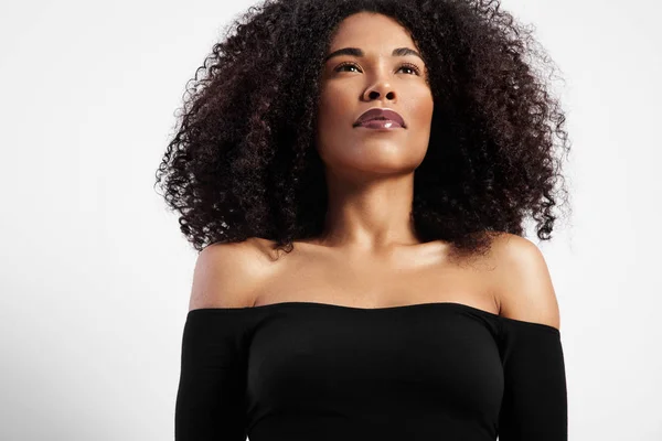 Zwarte vrouw met naakt glanzende lippenstift — Stockfoto