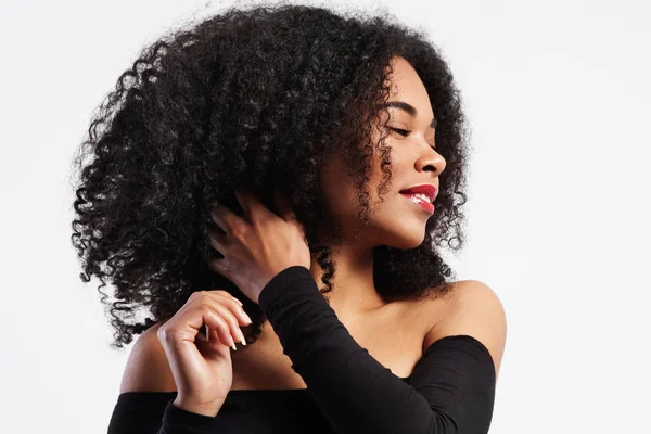 Siyah kadın kıvırcık saçları dokunur — Stok fotoğraf