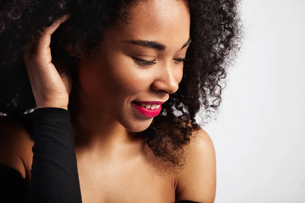 Mujer negra con el pelo rizado —  Fotos de Stock