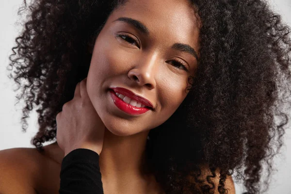 Schwarze Frau mit lockigem Haar — Stockfoto