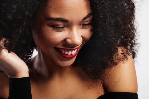 Zwarte vrouw met glanzende lippen lachen — Stockfoto