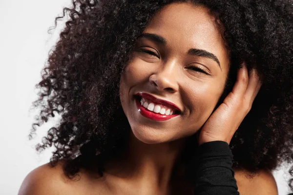 Glücklich lächelnde schwarze Frau — Stockfoto