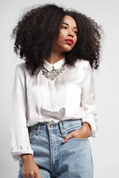 Negro mujer con enorme afro cabello — Foto de Stock