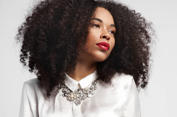 Mulher negra assistindo de lado com cabelo encaracolado — Fotografia de Stock