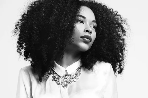 Портрет чорної жінки з великим афро волоссям — стокове фото