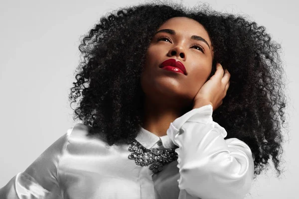 Mujer negra con pelo afro — Foto de Stock