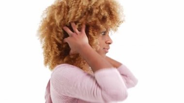 Güzel genç kadın poz veriyor.