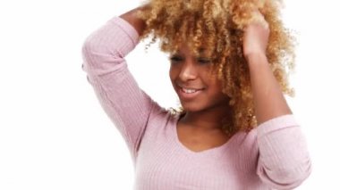 Güzel genç kadın poz veriyor.