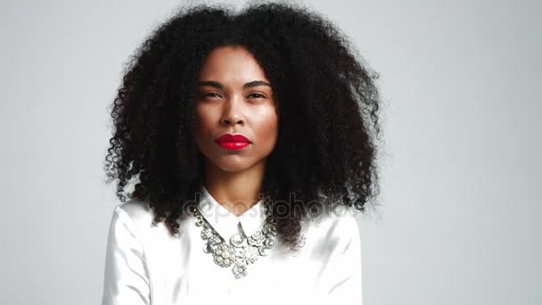 Increíble joven mujer negra con lápiz labial rojo — Vídeo de stock