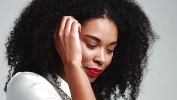 Incroyable jeune femme noire avec rouge à lèvres rouge — Video