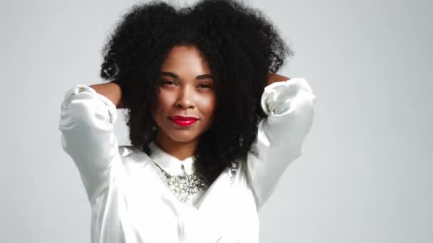 赤い口紅の驚くほどの若い黒人女性 — ストック動画