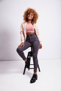 siyah kadın oturuyor.