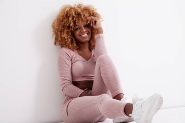 gülümseyen kadın kıvırcık saçlı