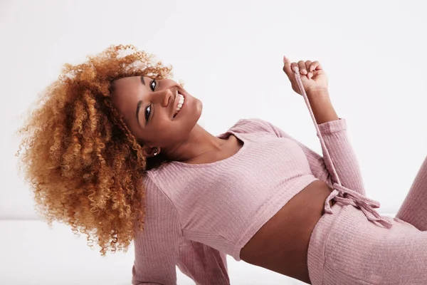 Mulher sorridente com cabelo encaracolado — Fotografia de Stock