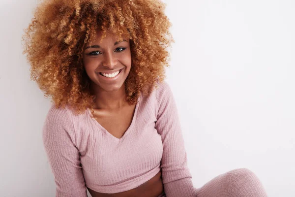 Fekete nő mosolyog — Stock Fotó