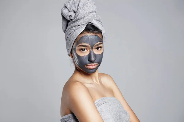 Vrouw met masker in handdoek — Stockfoto