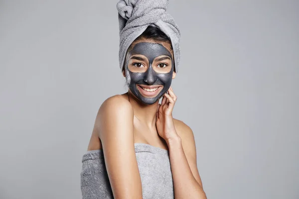 Femme avec masque en serviette — Photo