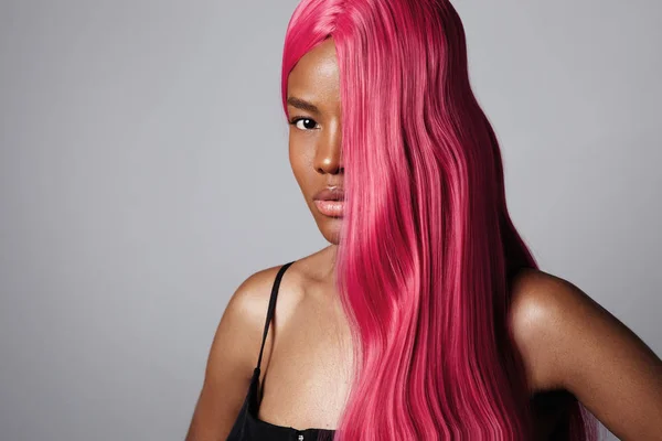 Μαύρη γυναίκα με ροζ μαλλιά — Φωτογραφία Αρχείου