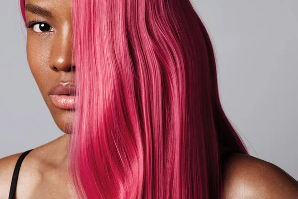 Fekete nő, rózsaszín haj — Stock Fotó
