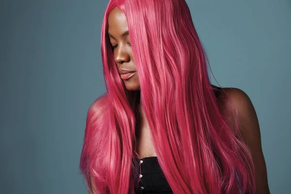 Schwarze Frau mit rosa Haaren — Stockfoto