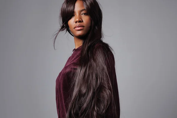 Чорна жінка з довгим темним прямим волоссям — стокове фото