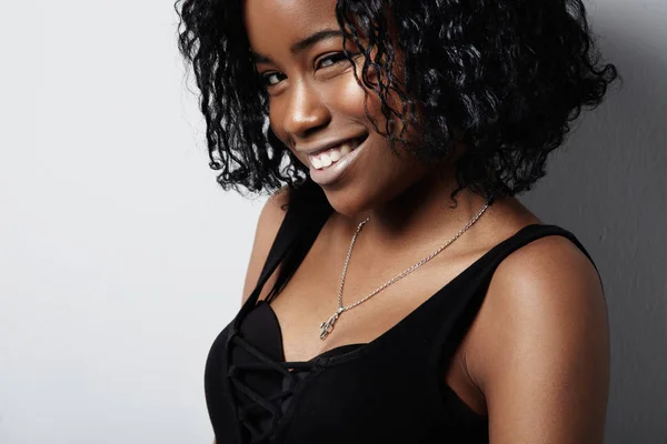 Csinos fekete nő, rövid, göndör haj — Stock Fotó