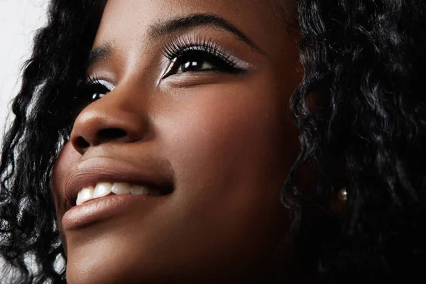 Schoonheid zwarte vrouw met krullend haar en metalen eyeshadows — Stockfoto